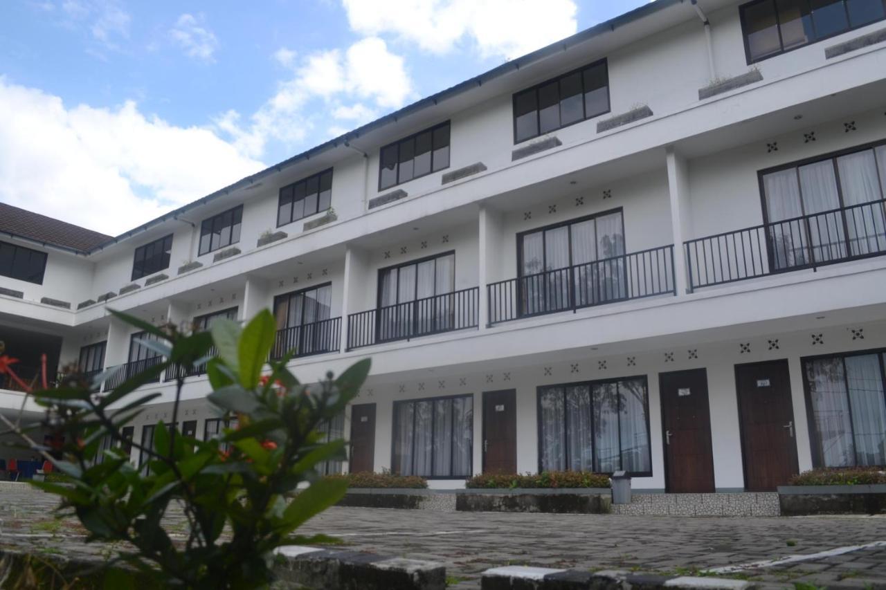Puncak Village Hotel & Kampung Main Anak Gadok Exterior photo