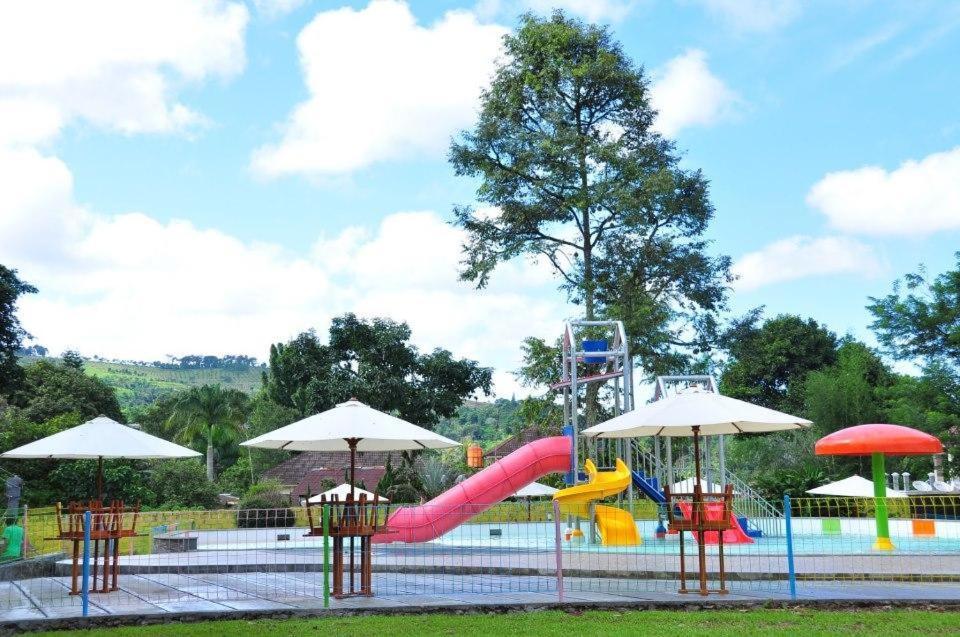 Puncak Village Hotel & Kampung Main Anak Gadok Exterior photo